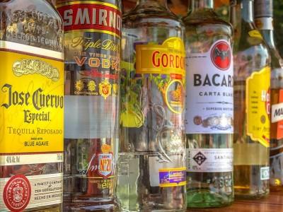 butelki z alkoholami mocnymi