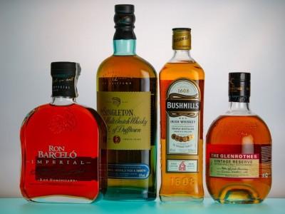 rózne butelki z whiskey i rumami