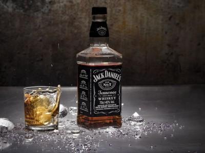 butelka burbonu Jack Daniels i szklanka z burbonem i lodem