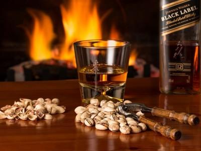 butelka whiskey Johnnie Walker Black Lable szklanka whiskey i pistacje